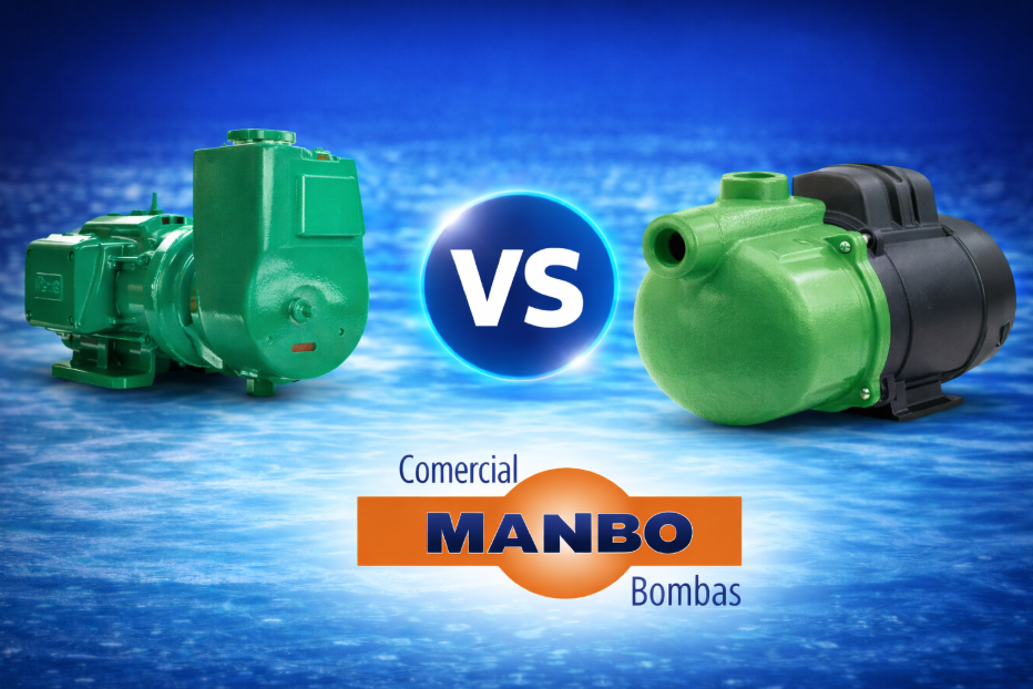Imagem comparativa de bomba autoescorvante e autoaspirante para uso industrial, lado a lado, fundo azul.