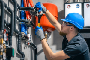 Técnico especializado instala bomba d’água centrífuga e ajusta válvulas em sistema de pressurização predial.