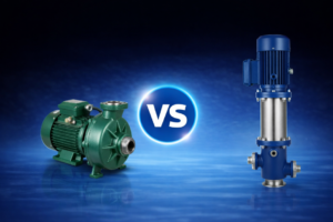 Comparação entre bomba centrífuga horizontal verde e bomba multiestágio vertical azul em aço inox, fundo azul.