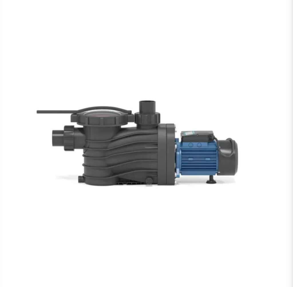 Modelos de bomba d’água: conheça os 12 principais e qual escolher 2 Bomba de piscina Claw WMBP-100H instalada em casa de máquinas, ligada a tubos de PVC azul e filtro de areia, em ambiente limpo.